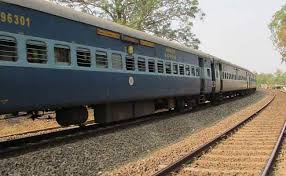 ट्रेन के आगे कूदकर ट्रांसपोर्टर ने की आत्महत्या
