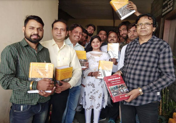 एल एन पाराशर ने 200 युवा वकीलों को वितरित की कानूनी किताब
