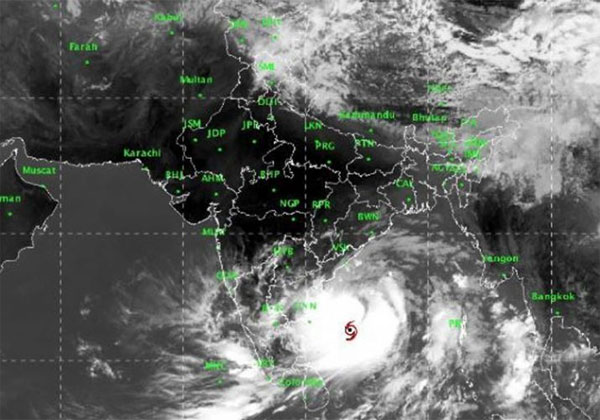 समुद्री तट से सिर्फ 500 किमी. दूर चक्रवात फनी, ओडिशा के 8 लाख लोग विस्‍थापित