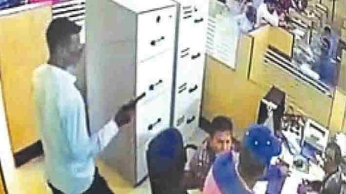 मास्क लगाकर बैंक में घुसे अपराधी, SBI ब्रांच से लूट लिए लाखों रुपये