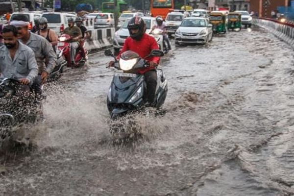 दिल्ली में भारी बारिश के बाद दरिया बनीं सड़कें, कई जगह भारी ट्रैफिक जाम