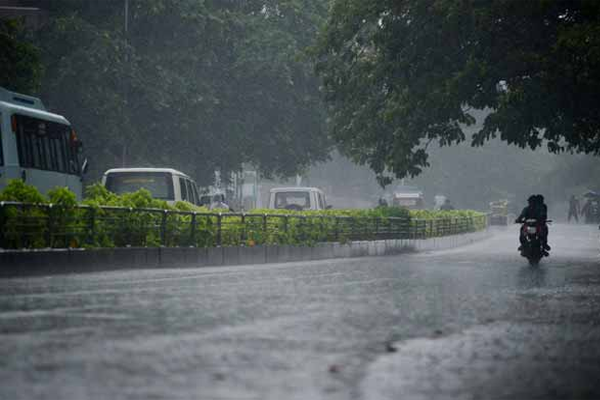 दिल्ली में भारी बारिश से दिन में छाया अंधेरा, कई इलाकों में लगा लंबा जाम