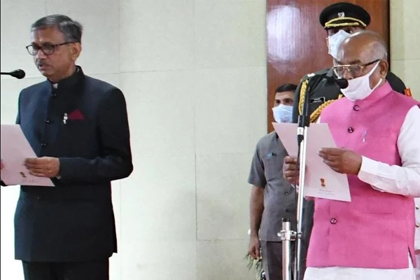 आलोक वर्मा बने हरियाणा लोक सेवा आयोग के अध्यक्ष, राज्यपाल ने दिलाई शपथ