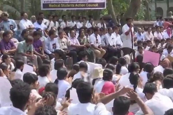 किसानों के साथ आज डॉक्टरों का भी विरोध-प्रदर्शन, आयुर्वेद के छात्रों को सर्जरी की अनुमति के खिलाफ आईएमए एकजुट