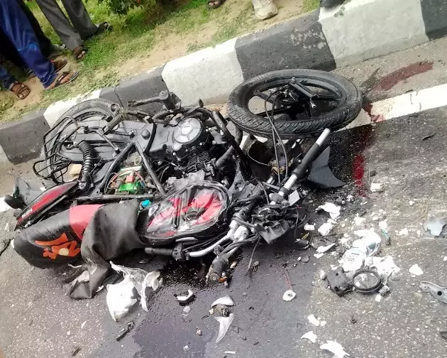 मातम में बदली खुशियां : छोटे भाई की शादी के कार्ड बांटने निकले युवक के साथ हुआ हादसा, मौके पर हुई मौत