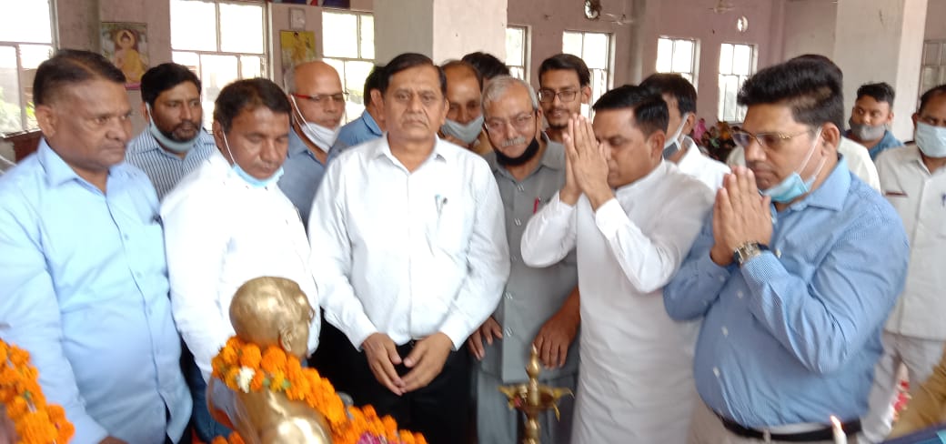 डॉ भीमराव अंबेडकर महासंघ ने सोशल डिस्टेंस को ध्यान में रखते हुए मनाई बाबा साहब की 130 वीं जयंती।