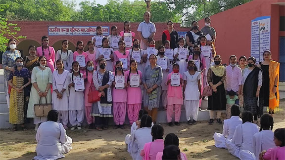 प्रतिभाशाली बालिकाओं को सम्मानित कर प्रशस्ति पत्र दिए
