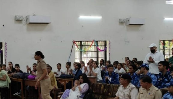 इंस्पेक्टर गीता ने छात्राओं को महिला विरुद्ध क्राइम को लेकर किया जागरूक