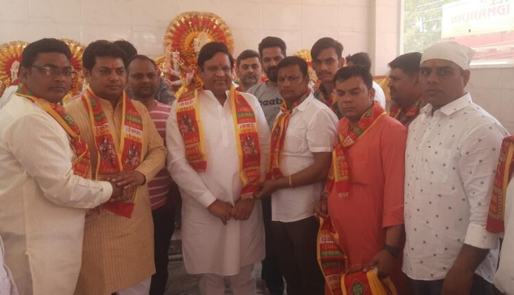 नवनिर्मित शीतला माता मंदिर में मूर्ति स्थापना अवसर पर पहुंचे पूर्व उद्योग मंत्री विपुल गोयल