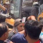 जहांगीरपुरी में बुल्डोजर के आगे खड़ी हो गईं CPM नेता वृंदा करात