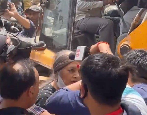 जहांगीरपुरी में बुल्डोजर के आगे खड़ी हो गईं CPM नेता वृंदा करात