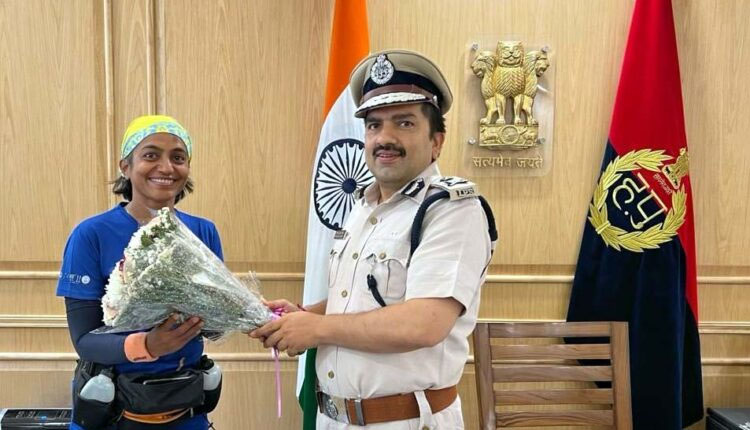 1700 किलोमीटर लंबी पदयात्रा पर निकली वास्तुकार गीता बालकृष्णन का पुलिस आयुक्त कार्यालय में किया गया भव्य स्वागत
