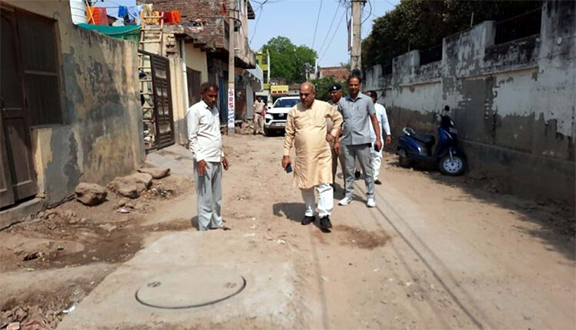 Cabinet Minister Moolchand Sharma visited the Ballabhgarh assembly constituency and took stock of the condition of the roads in the colonies.