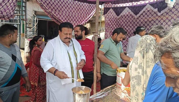 रामनवमी के उपलक्ष में बल्लबगढ़ ऑटो स्टैण्ड पर प्रसाद वितरण कार्यक्रम आयोजित