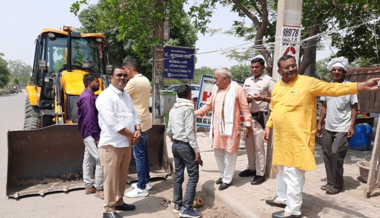 भाजपा नेता टिपरचंद शर्मा ने किया सेक्टर-2 का दौरा