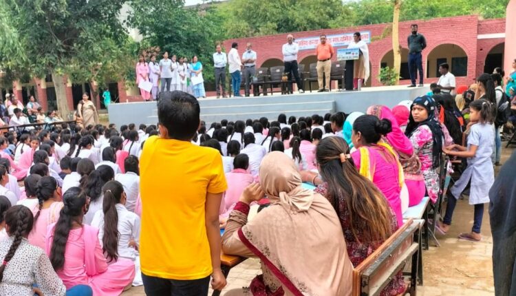 मेगा पी टी एम – बच्चों की अच्छी शिक्षा के लिए सदैव प्रयासरत – ऋतु चौधरी