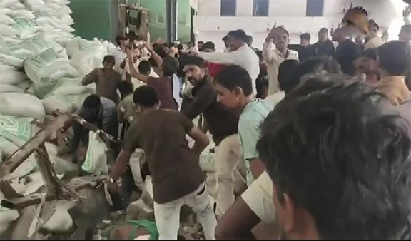 मोरबी में नमक कारखाने की दीवार गिरने से 12 लोगों की मौत, PM मोदी ने जताया दुख