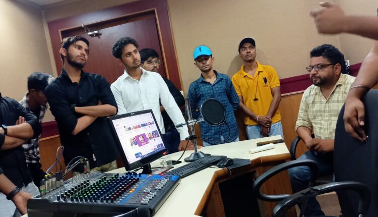 कम्युनिटी रेडियो की कार्यप्रणाली से रूबरू हुए जनसंचार एवम् पत्रकारिता के विद्यार्थी