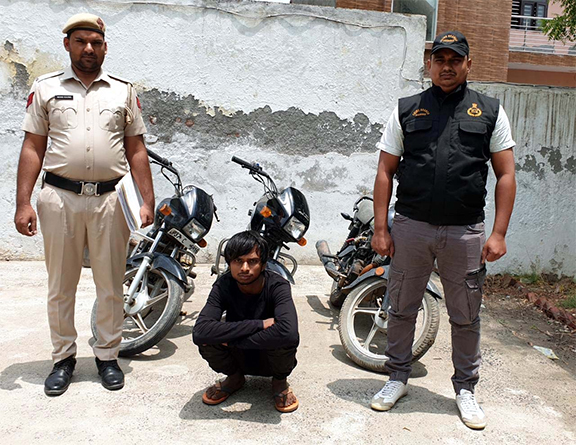 क्राइम ब्रांच सेक्टर 56 ने वाहन चोर को गिरफ्तार कर बरामद की 3 मोटरसाइकिल