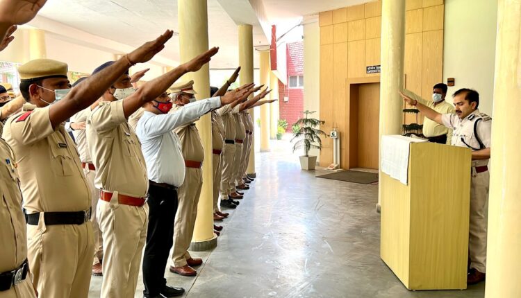 आतंकवाद विरोधी दिवस पर पुलिस आयुक्त ने अपने कार्यालय में पुलिस कर्मियों को दिलाई शपथ