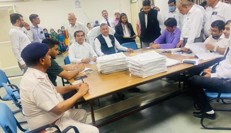 राष्ट्रीय लोक अदालत में 13 जजों की बेंचो पर लोगों की आपसी सहमति से किया केसो का निपटान*