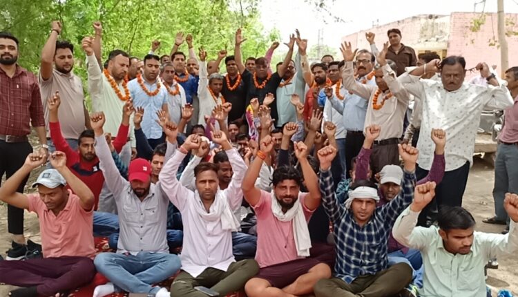 सबडिविजिन मथुरा रोड से सुरेन्दर व 220 केवी ऐ-थ्री पल्ला पावर हाउस से लालकिशन बने कर्मचारियों के प्रधान