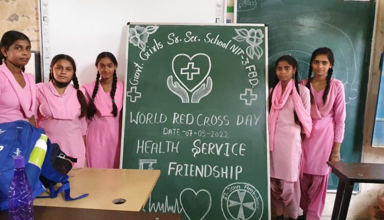 विश्व रेड क्रॉस दिवस – एन आई तीन फरीदाबाद बालिका विद्यालय में रेड क्रॉस दिवस की तैयारी