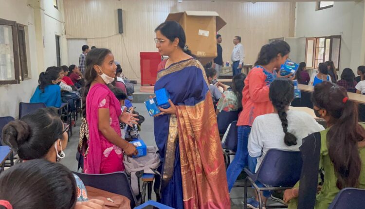 प्रोजेक्ट बाला के तहत छात्राओं को मासिक धर्म के प्रति जागरूक कर दिए 1 साल के लिए मुक्त सैनिटरी नैपकिन