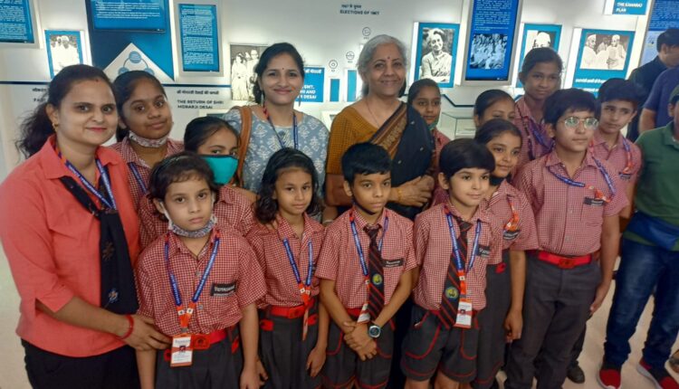 वित्तमंत्री निर्मला सीतारमण से मिले विद्यासागर इंटरनेशनल स्कूल के छात्र