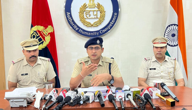 देशभर में साइबर क्राइम की 1548 वारदातों में शामिल गैंग का पर्दाफाश करते हुए 3 विदेशी नागरिकों व 1 महिला सहित 8 आरोपियों को किया गिरफ्तार