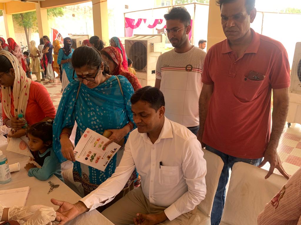 गांव ताजनगर में आयोजित एनीमिया जांच शिविर का एसडीएम ने किया निरीक्षण