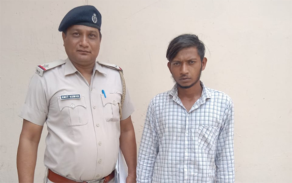 क्राइम ब्रांच सेक्टर-48 की टीम ने चोरी की मोटरसाइकिल सहित अवैध हथियार के साथ आरोपी को किया गिरफ्तार, बटनदार चाकू के साथ मोटरसाइकिल बरामद