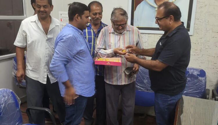 जजपा जिलाध्यक्ष राजेश भाटिया की अगुवाई में गठबंधन चेयरमैन प्रत्याशी संजय मनोचा की जीत पर 151 किलो लड्डू बांटे