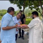 नव निर्वाचित राज्य सभा सांसद कार्तिकेय शर्मा ने डॉ.अजय सिंह चौटाला और राजेश भाटिया को खिलाई मिठाई