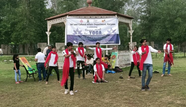 “करो योग, रहो निरोग” नुक्कड़ नाटक से योग के लिए जागरूक