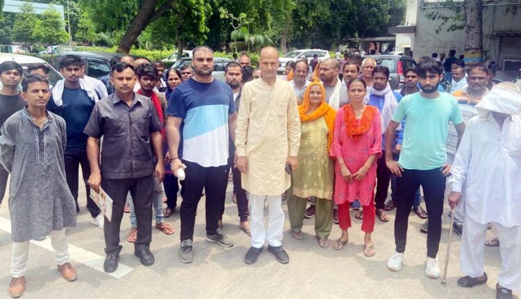 People met the police commissioner under the leadership of former MLA Nagendra Bhadana regarding illegal slaughterhouses