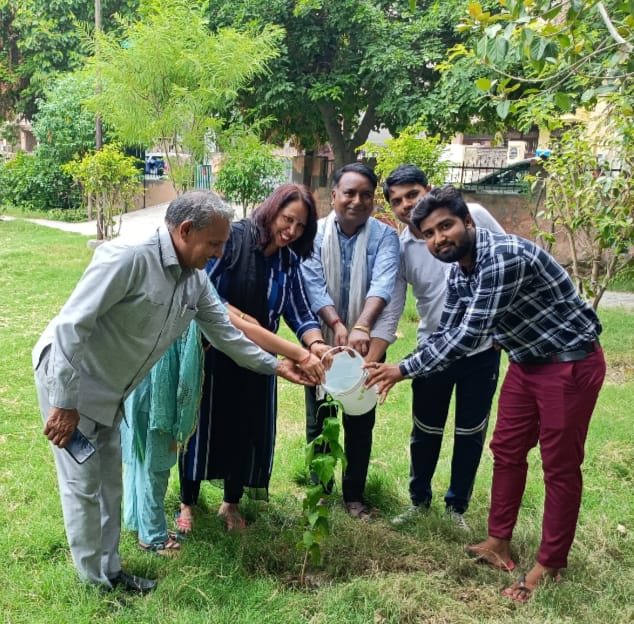 आओ हम सब संकल्प लें ज्यादा से ज्यादा पेड़ - पौधे लगाएं : आशा भारद्वाज