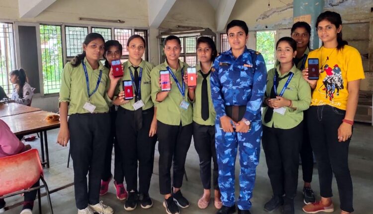 दुर्गा शक्ति टीम ने छात्राओं को महिला विरुद्ध अपराध के प्रति जागरूक करते हुए उनके मोबाइल में इंस्टॉल करवाई दुर्गा शक्ति एप