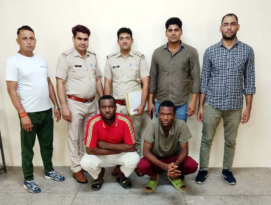 कस्टम ड्यूटी अधिकारी बनकर लोगों के साथ ठगी करने वाले गिरोह का पर्दाफाश करते हुए 2 आरोपियों को किया गिरफ्तार।