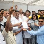 भाजपा सरकार के खिलाफ कांग्रेसियों ने किया सत्याग्रह, महामहिम राष्ट्रपति के नाम सौंपा ज्ञापन