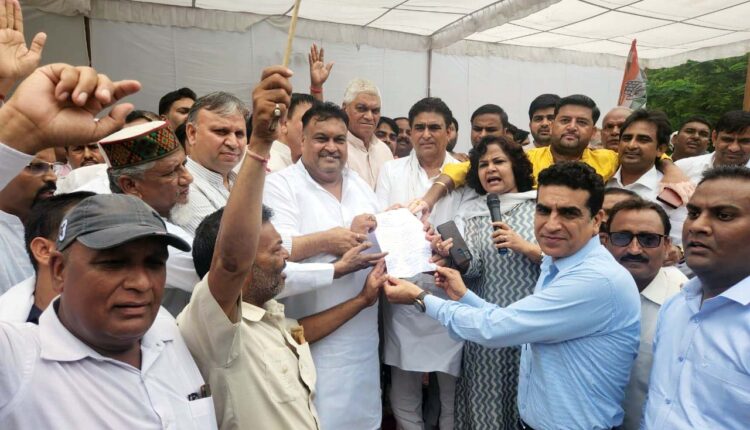 भाजपा सरकार के खिलाफ कांग्रेसियों ने किया सत्याग्रह, महामहिम राष्ट्रपति के नाम सौंपा ज्ञापन