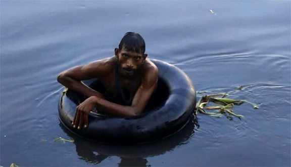 Chhanyasa police rescued two youths drowning in Yamuna river by taking them out safely after hard effort, villagers thanked wholeheartedly