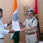 घायल व्यक्ति विजय को अस्पताल पहुंचाने वाले मनोज मंगला को पुलिस आयुक्त ने प्रशंसा पत्र देकर किया सम्मानित