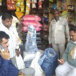 दुकानदारों के चालान काटते व चेकिंग करते हुए नगर परिषद की टीम