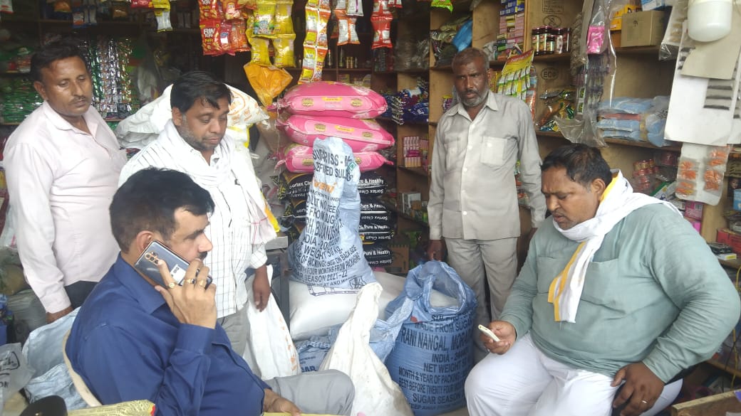 दुकानदारों के चालान काटते व चेकिंग करते हुए नगर परिषद की टीम