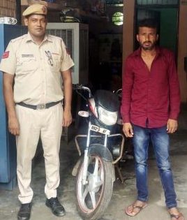 वाहन चोर को क्राइम ब्रांच