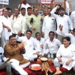 महंगाई, भष्टाचार व आवश्यक वस्तुओं पर जीएसटी लगाने के खिलाफ कांग्रेसियों ने किया विरोध प्रदर्शन