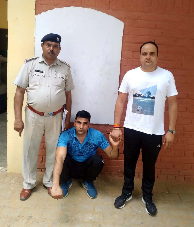 रिटायर्ड फौजी ने देसी कट्टे से पत्नी को गोली मारकर किया घायल, चांदपुर पुलिस टीम ने आरोपी को किया गिरफ्तार