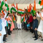 विधायक नरेंद्र गुप्ता ने वितरित किए लोगों को राष्ट्रीय ध्वज