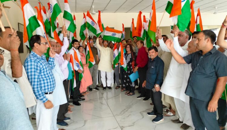 विधायक नरेंद्र गुप्ता ने वितरित किए लोगों को राष्ट्रीय ध्वज